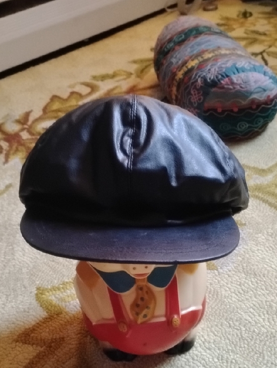 Source Unknown Other - Source Unknown Black Faux Leather Newsboy Cap with Navy Brim